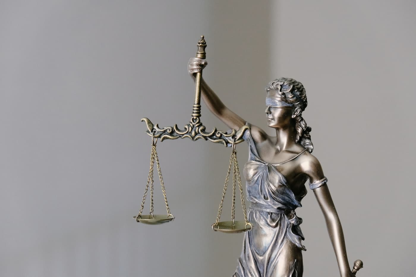 Statue af retfærdighedsgudinden Justitia med vægtskål og sværd